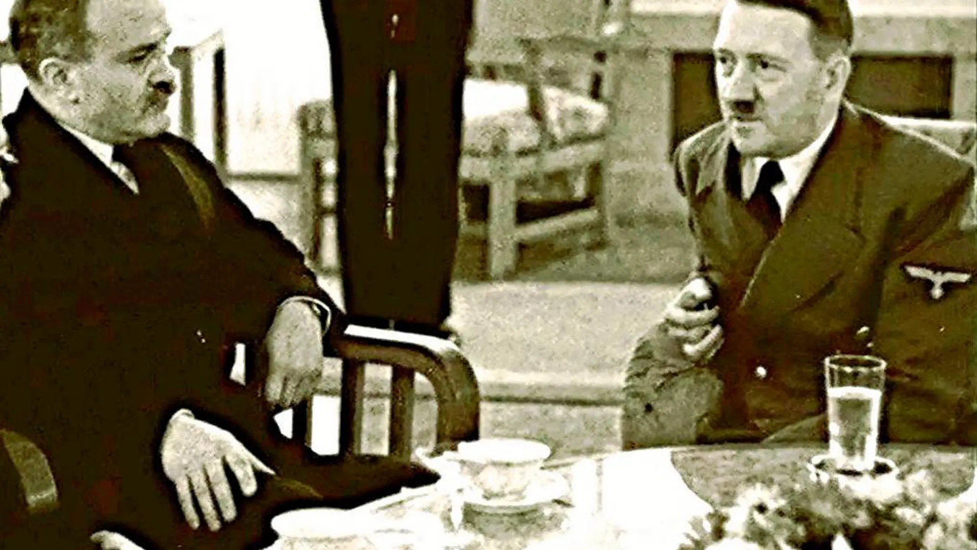 El por entonces (1939) ministro de Asuntos Exteriores de la Unión Soviética, Molotov (a la izquierda), junto a Adolf Hitler