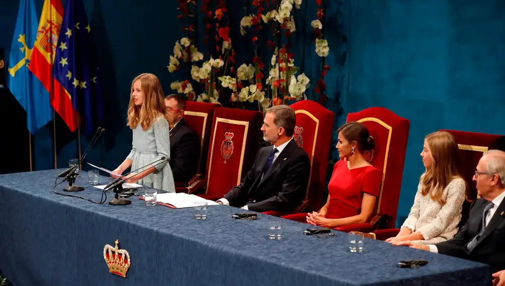 La princesa Leonor pronuncia su discurso por primera vez en la ceremonia de entrega de los Premios Princesa de Asturias 2019, este viernes en el Teatro Campoamor de Oviedo. Junto a ella, los reyes Felipe y Letizia y la infanta Sofía. EFE/ Ballesteros