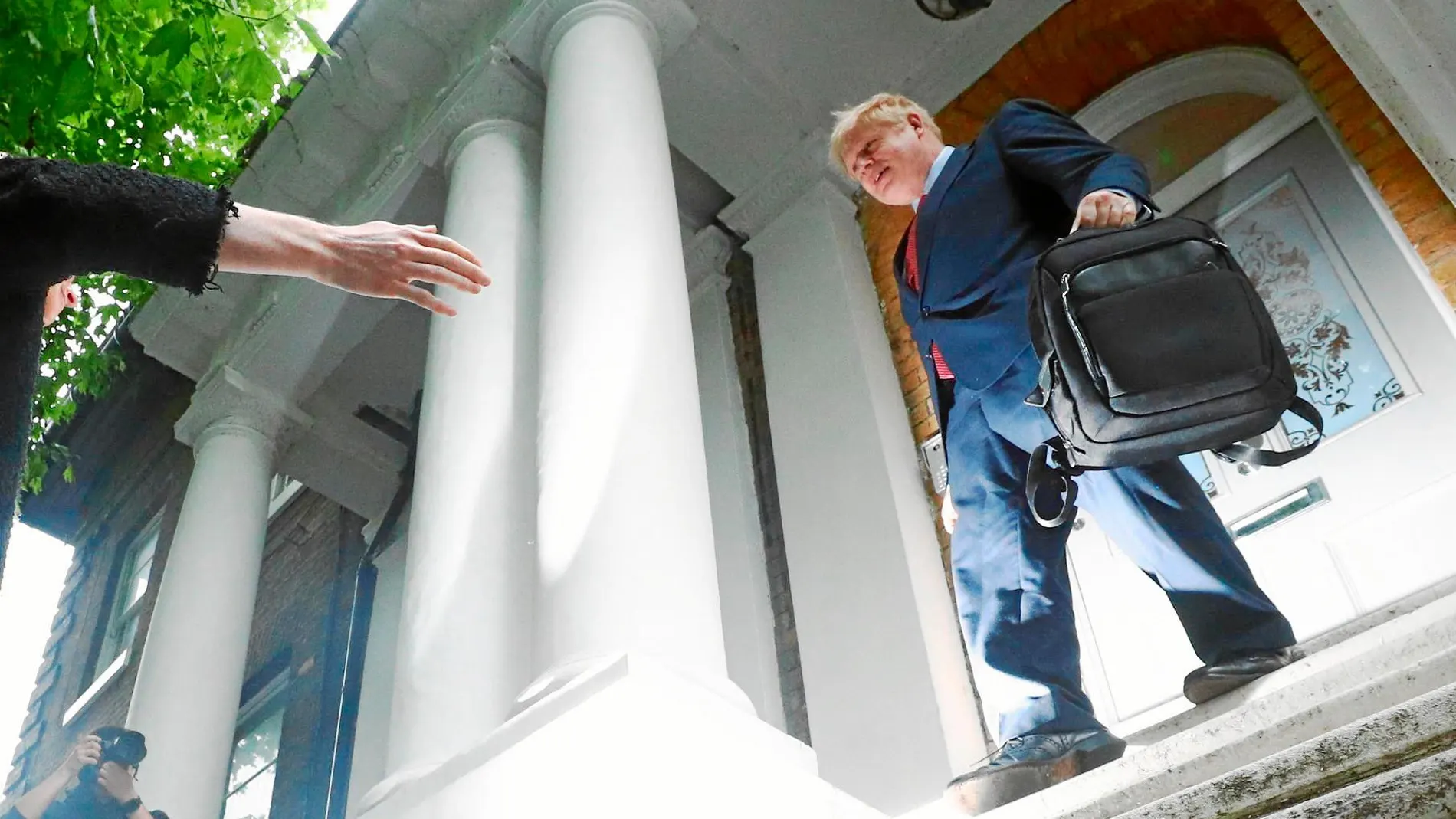 Boris Johnson ayer a la salida de su domicilio tras el altercado con su pareja denunciado por los vecinos