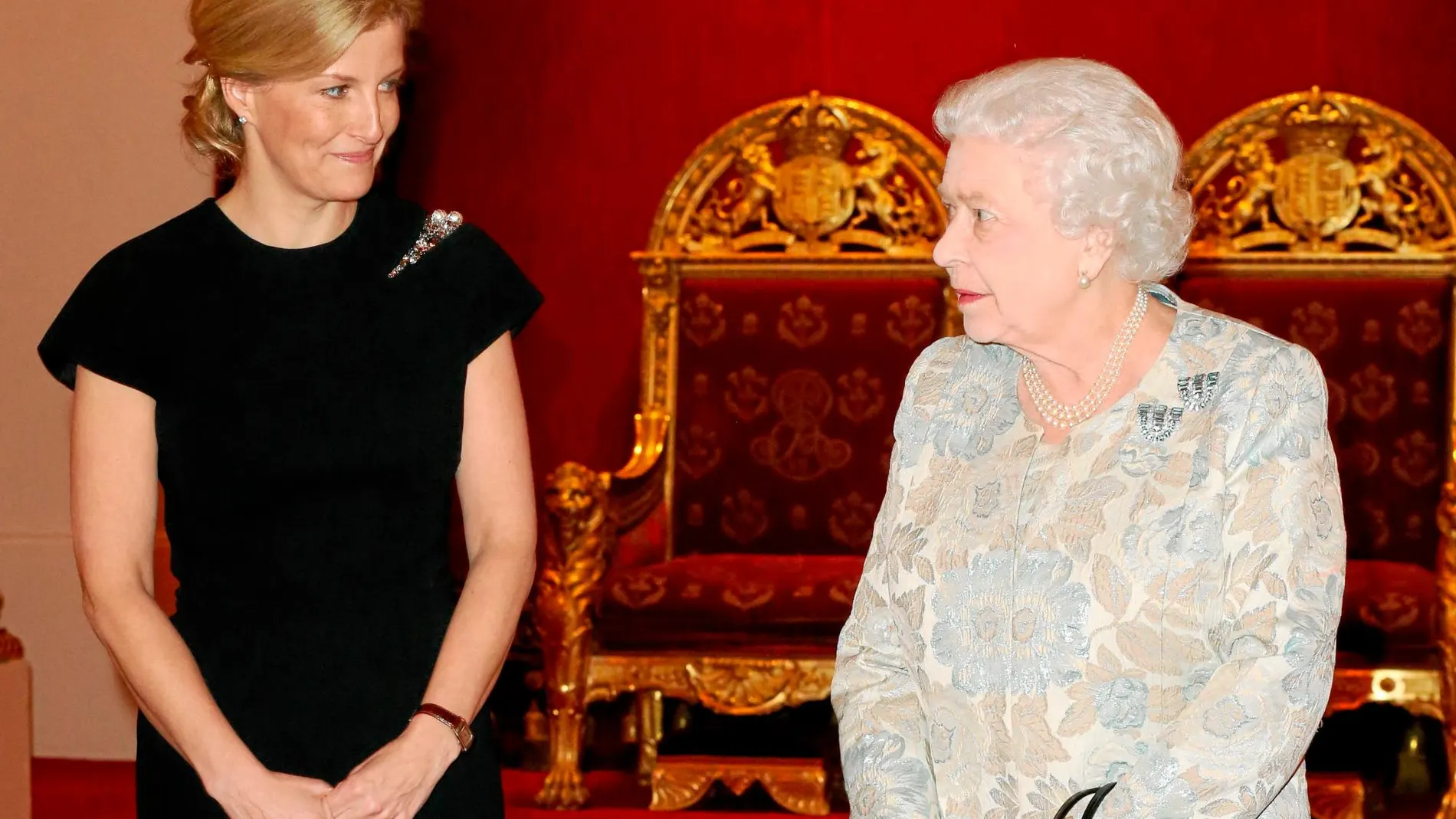 Isabel II y Sophie de Wessex se miran cómplices durante un acto oficial