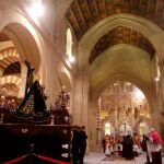 Paso de misterio de la hermandad de las Penas de Santiago en la mezquita-catedral de Córdoba durante la Semana Santa /Foto: EFE