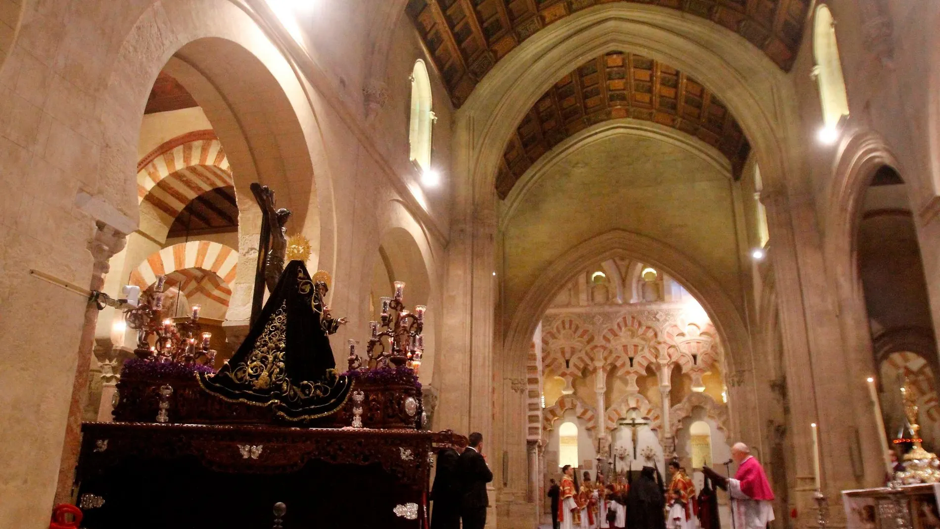 Paso de misterio de la hermandad de las Penas de Santiago en la mezquita-catedral de Córdoba durante la Semana Santa /Foto: EFE