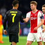 De Ligt saluda a Ronaldo en un partido de la Liga de Campeones