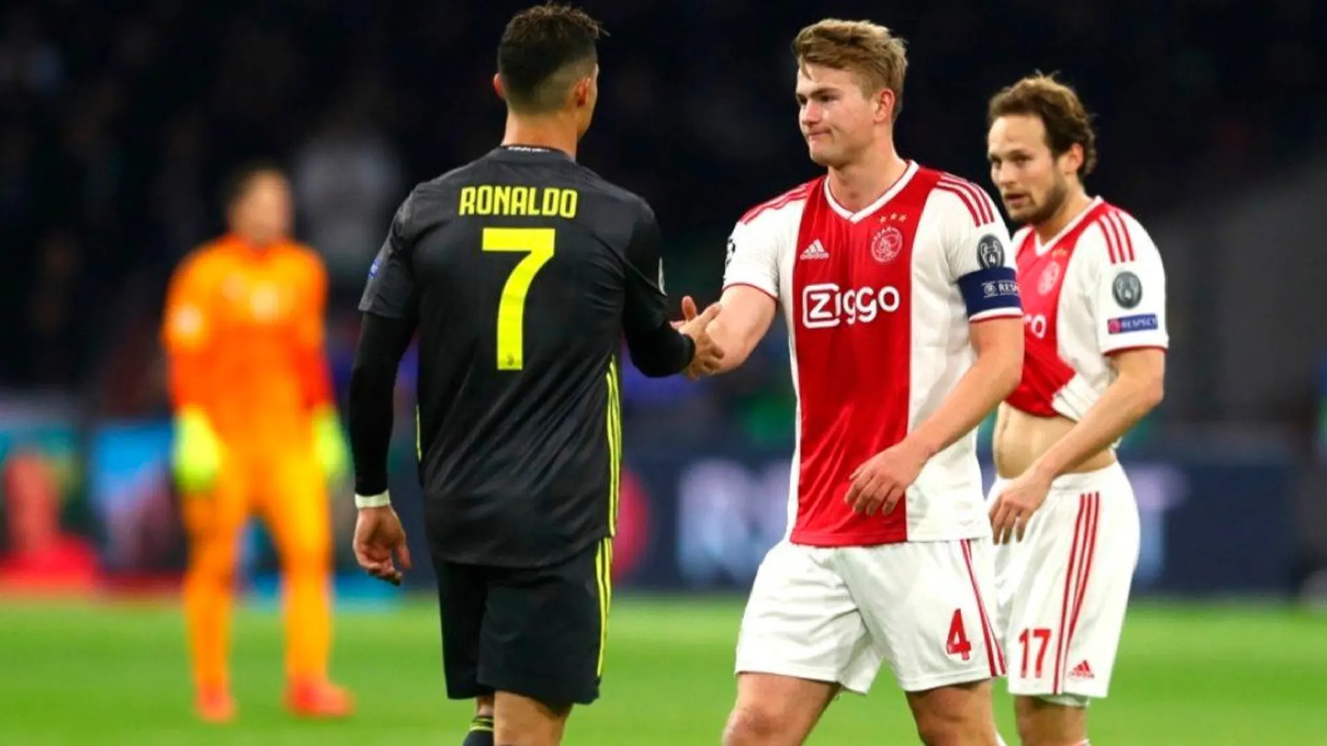 De Ligt saluda a Ronaldo en un partido de la Liga de Campeones