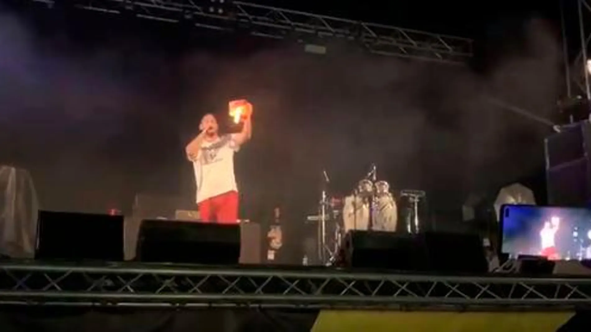 Pablo Hasel quemando la bandera de España