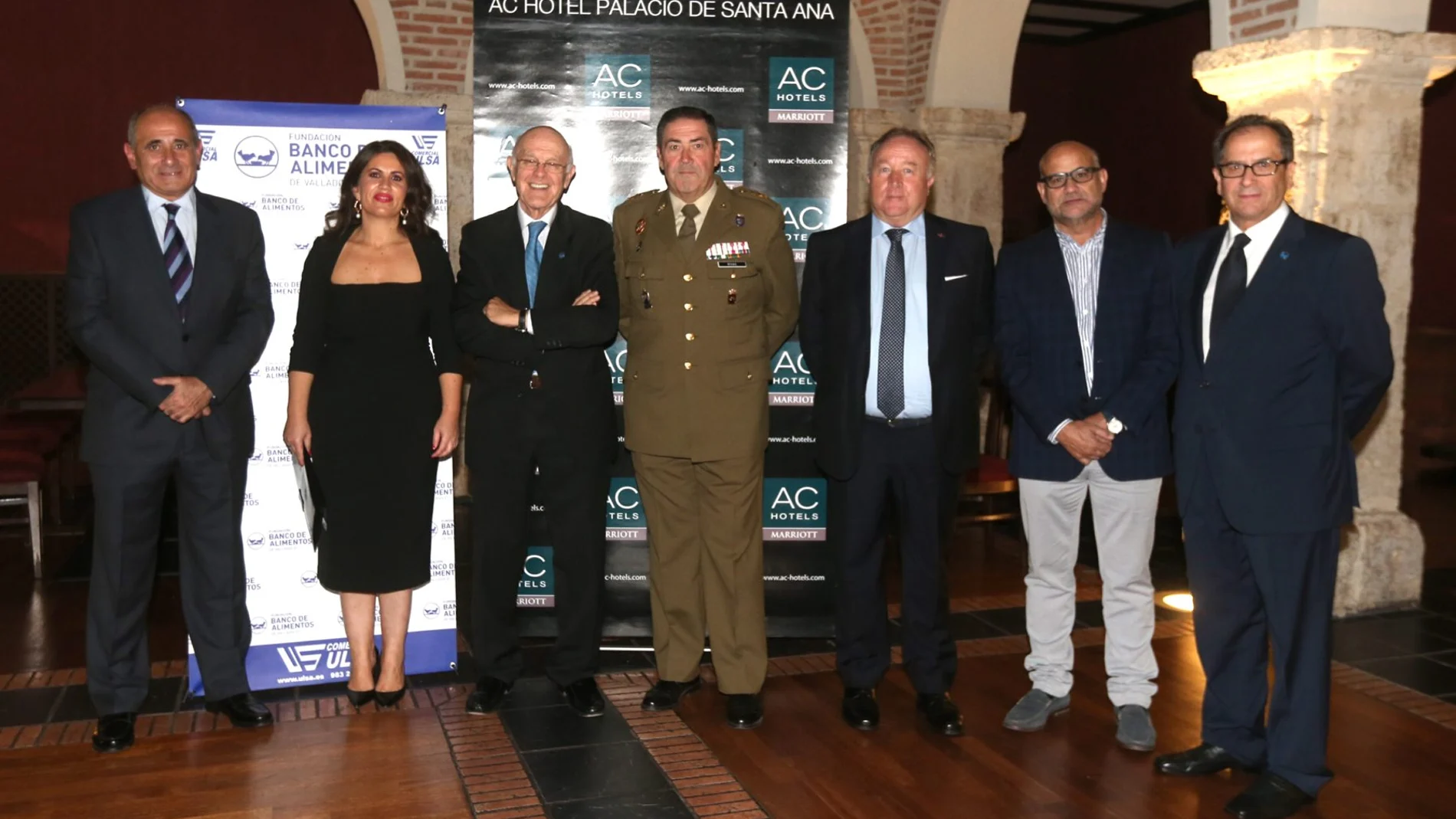 El presidente del Banco de Alimentos de Valladolid, Jesús Mediavilla, junto a la rectora de la UEMC, Imelda Rodríguez, y el general Rivas Moriana, entre otros premiados