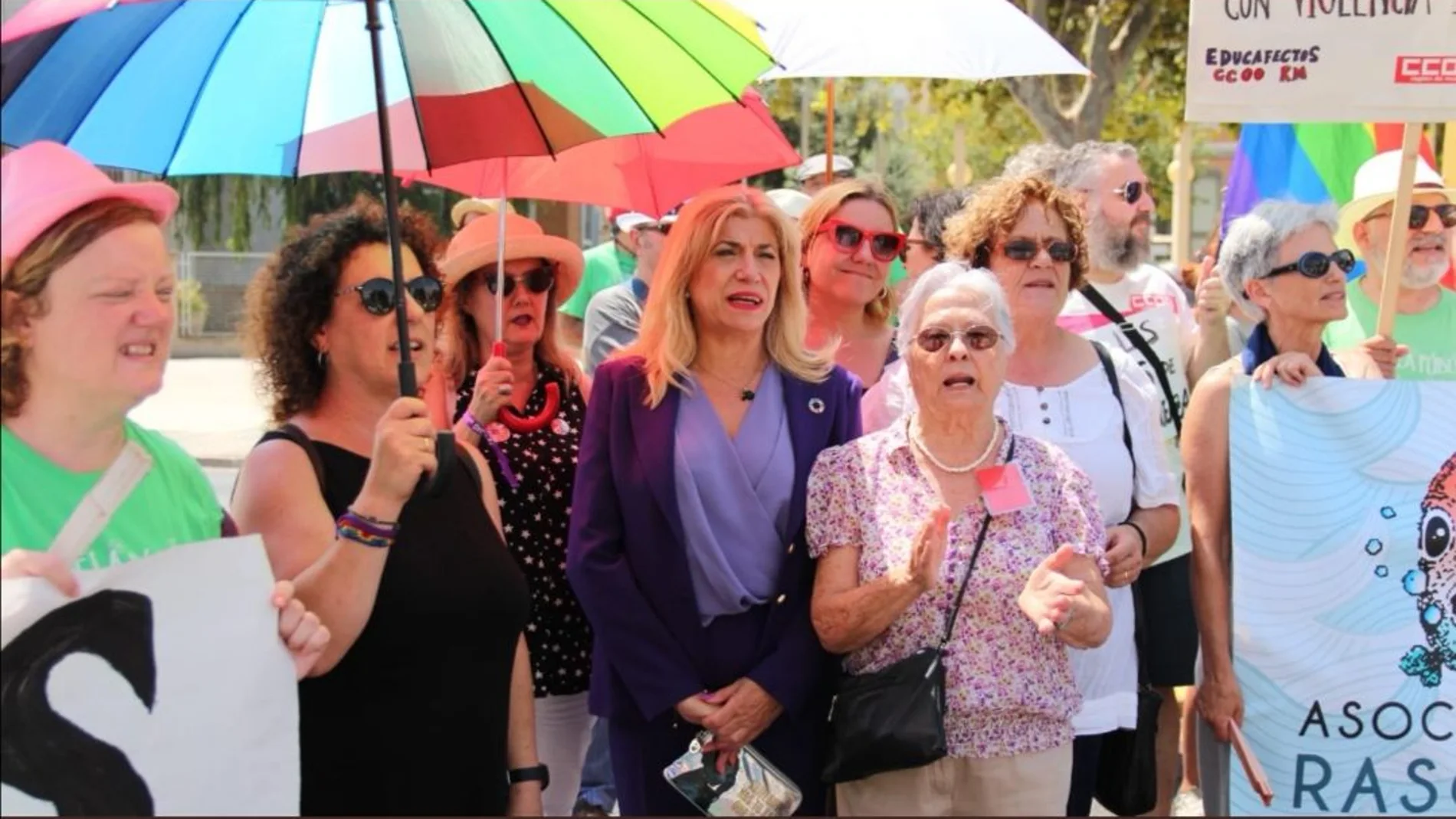 La vicepresidenta de la Asamblea, Gloria Alarcón (en el centro), durante la manifestación