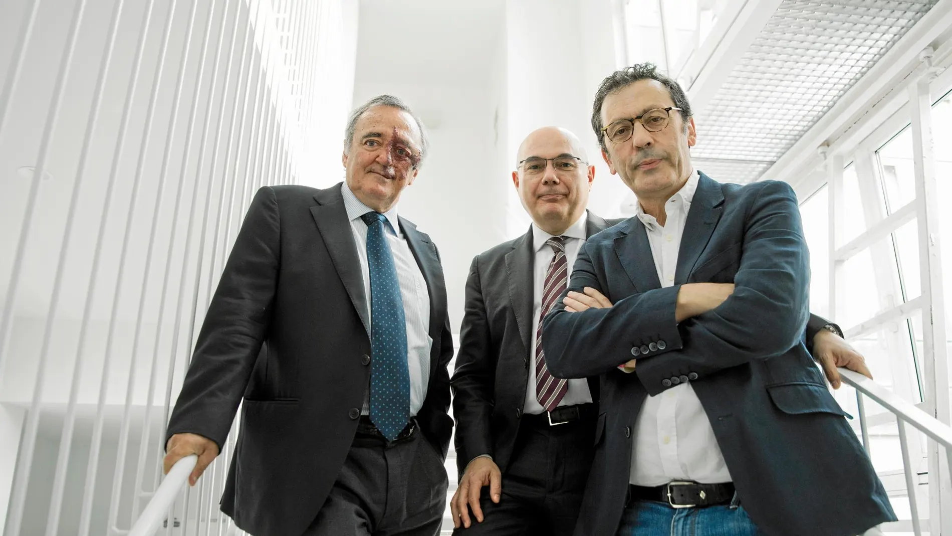 De izda. a dcha., el bioquímico del CNIO Mariano Barbacid; Josep Tabernero, oncólogo del Vall d'Hebron, y Paz-Ares, experto en cáncer de pulmón del 12 de Octubre