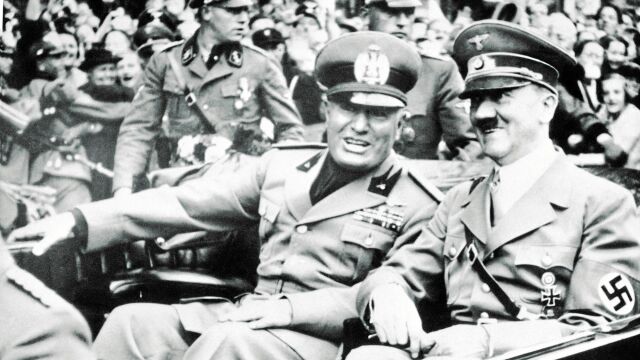 Benito Mussolini y Adolf Hitler fueron los principales líderes del fascismo en Occidente  hasta su caída en 1945 con el fin de la Segunda Guerra Mundial