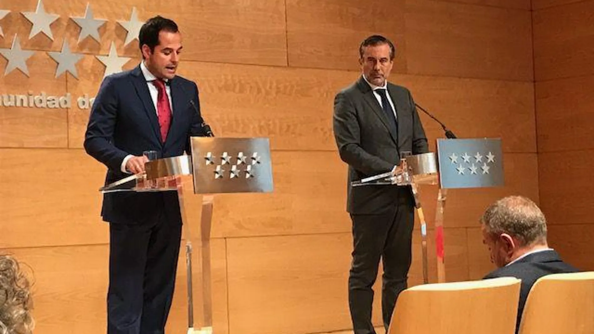 Ignacio Aguado y Enrique López en la rueda de prensa posterior al Consejo de Gobierno