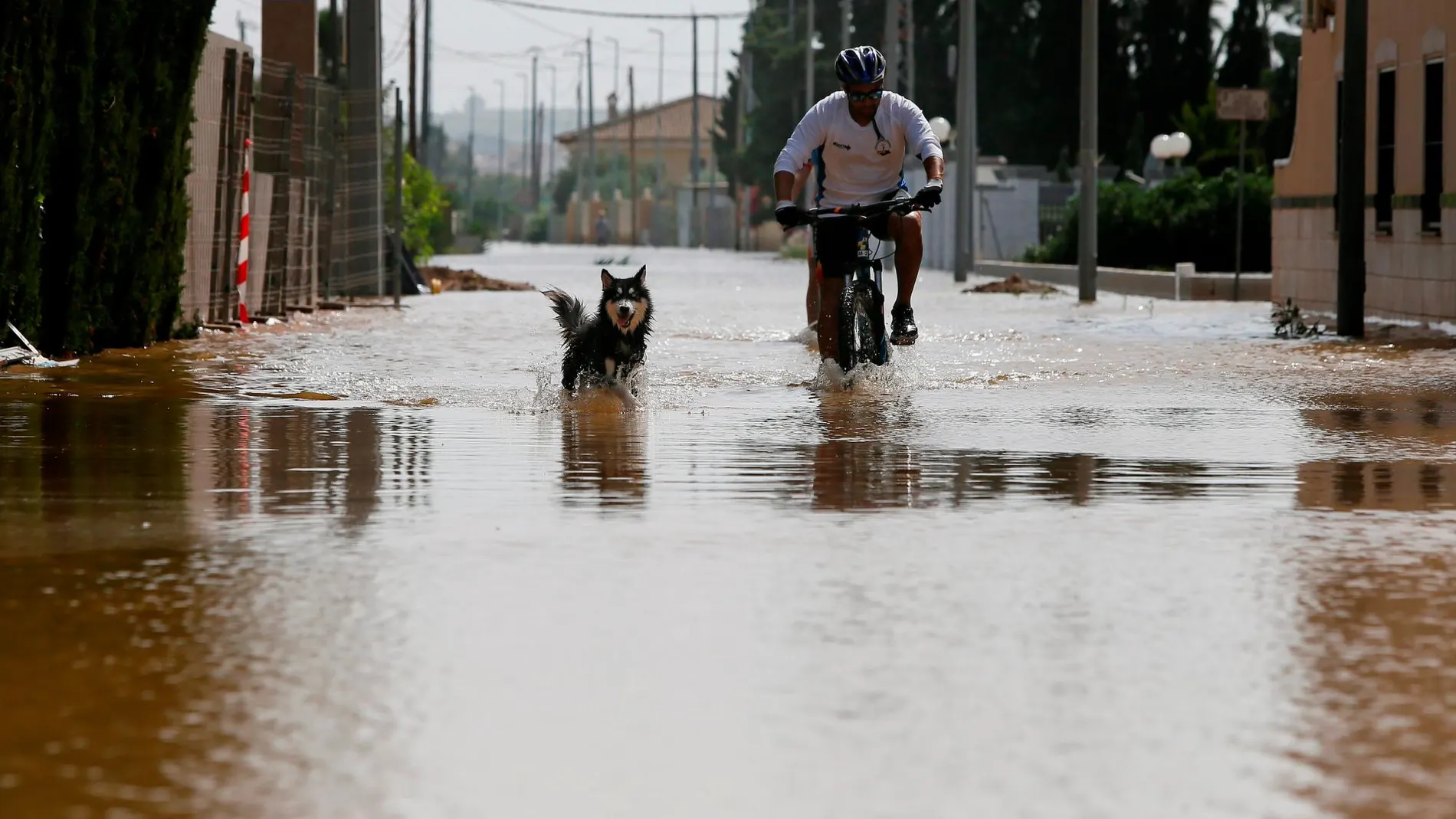 Las calles de La Daya Vieja inundadas por las aguas. EFE