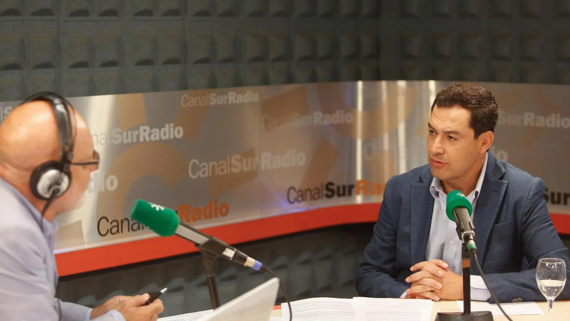 Juanma Moreno durante la entrevista en Canal Sur con Jesús Vigorra / Foto: EP