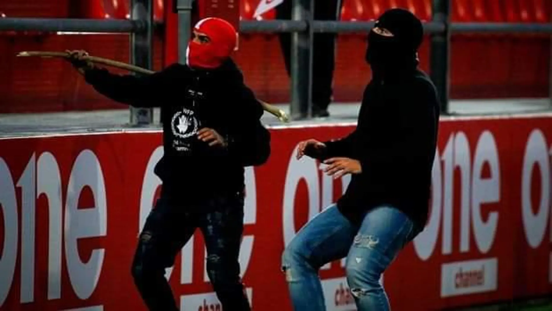 Ultras griegos asaltaron el campo durante la disputa de un partido de la Youth League
