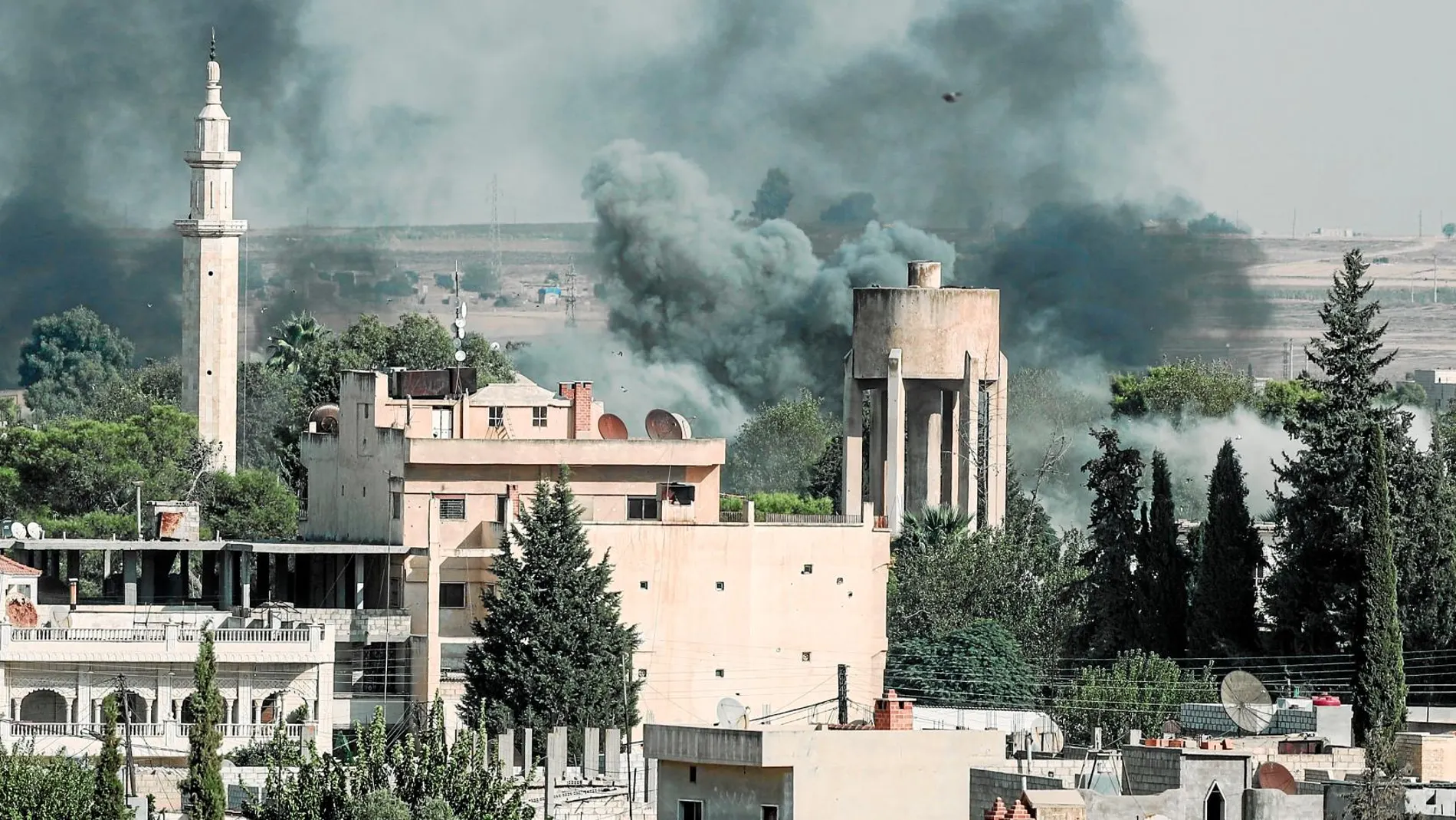 Una imagen del bombardeo al pueblo de Ras al-Ein tomada desde territorio turco