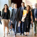 Germán Barrios junto con miembros de su departamento en los pasillos del Parlamento regional