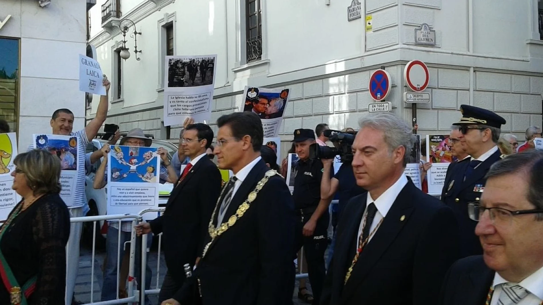 El alcalde de Granada, Luis Salvador, durante la procesión del Corpus /Foto: EP