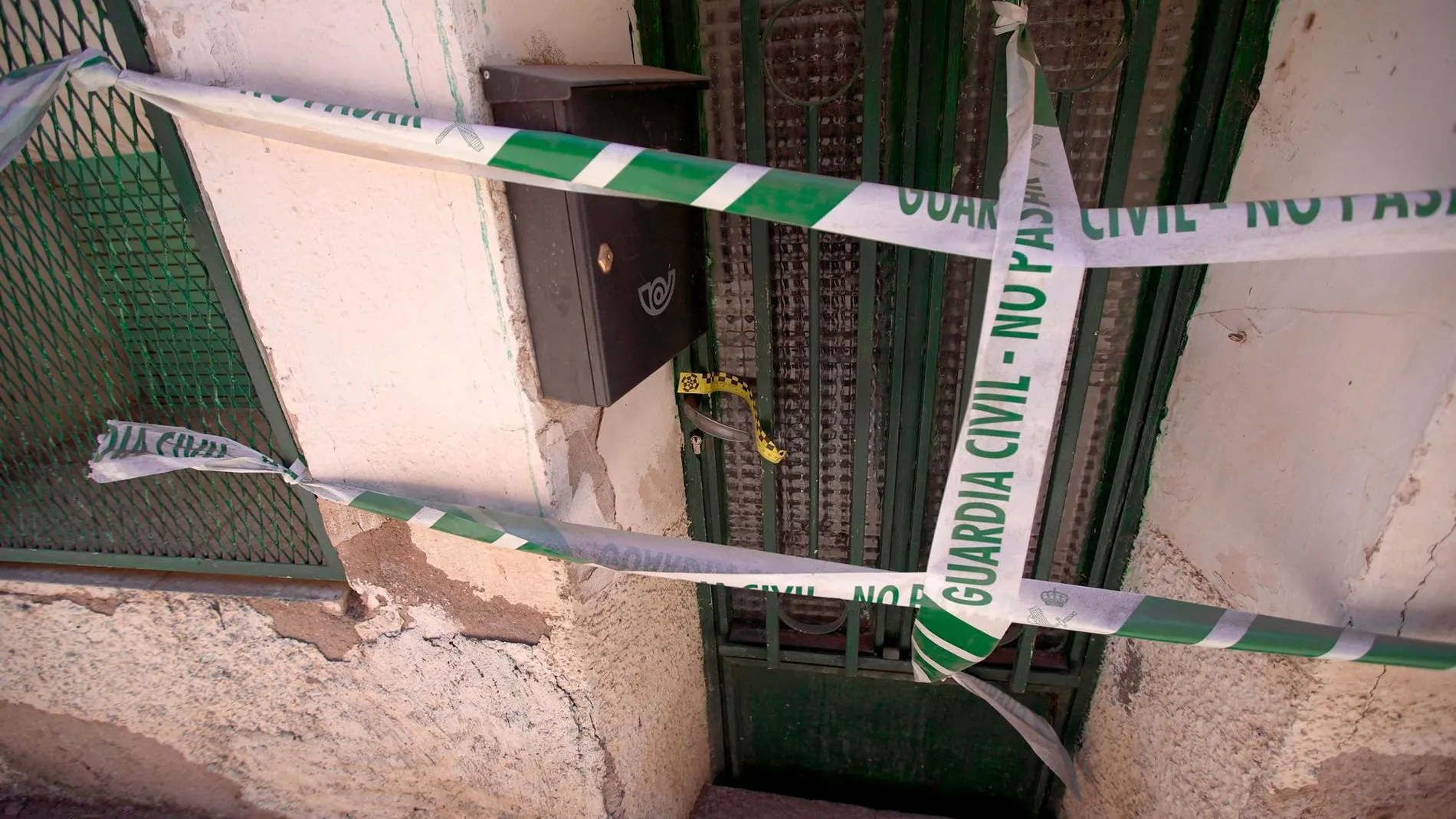 Portal precintado de la casa en Pozondón (Teruel) donde la Guardia Civil ha hallado a la mujer muerta/Efe