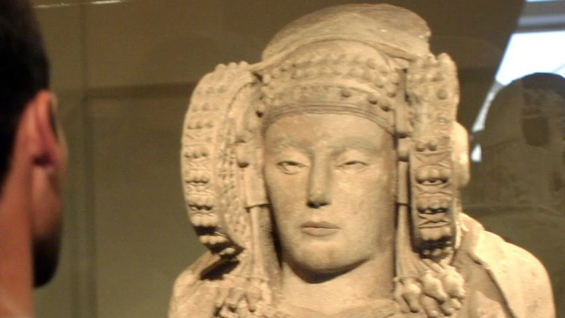 Imagen original de la Dama de Elche, una pieza clave del arte íbero, cuando estuvo expuesta en una sala del Palacio de Altamira en Elche. ARCHIVO
