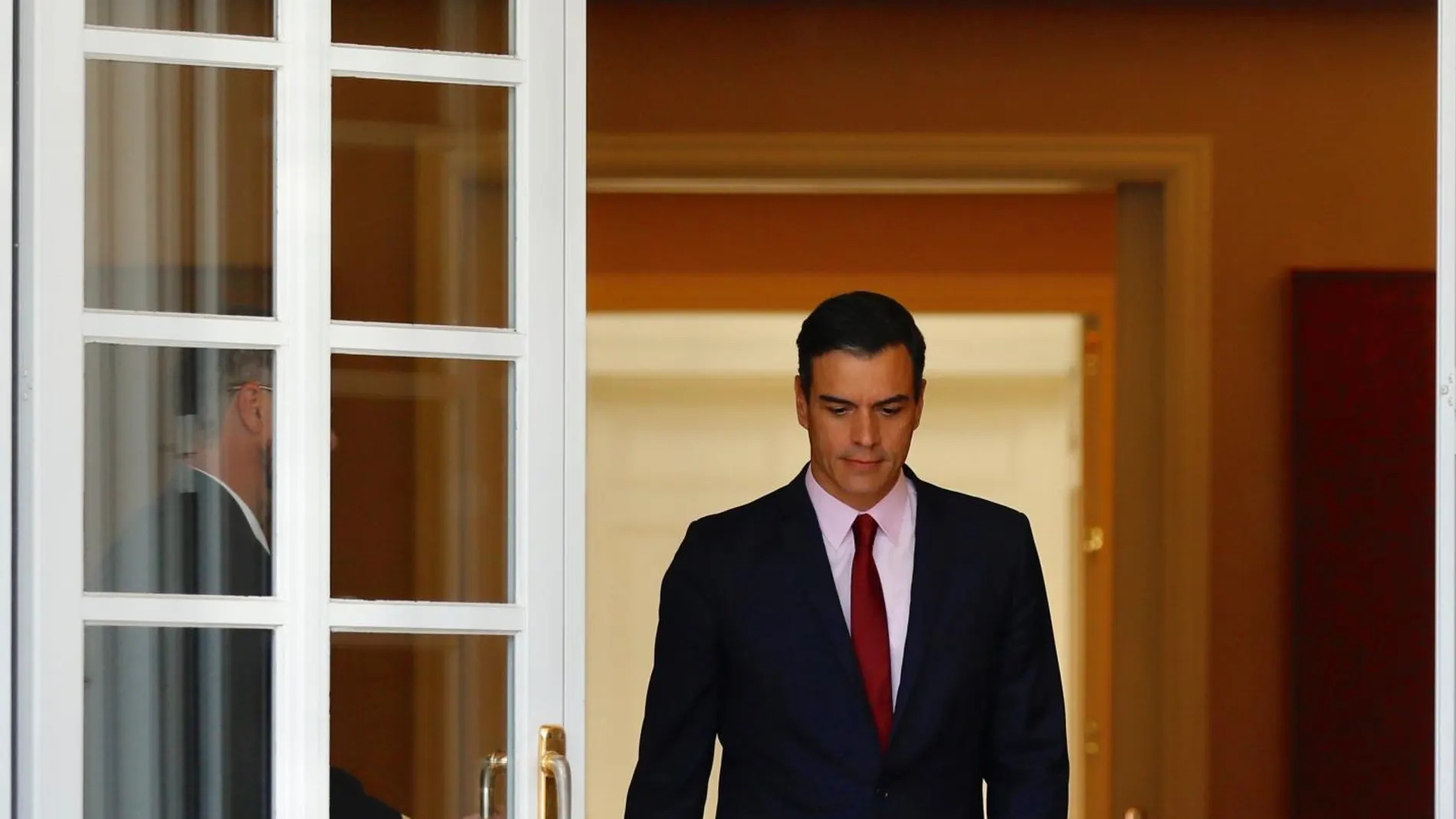 Pedro Sánchez, con gesto serio, sale de la Moncloa tras una de sus reuniones con los líderes de los principales partidos en las últimas semanas. Foto: Jesús G. Feria