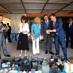 La comisionada del Polígono Sur y los responsables de Endesa y la Fundación Alalá inauguraron el mercadillo /Foto: Manuel Olmedo