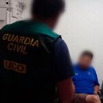 Un agente custodia al detenido