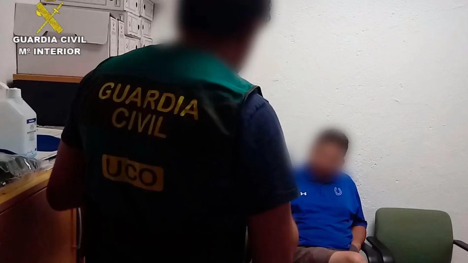 Un agente custodia al detenido