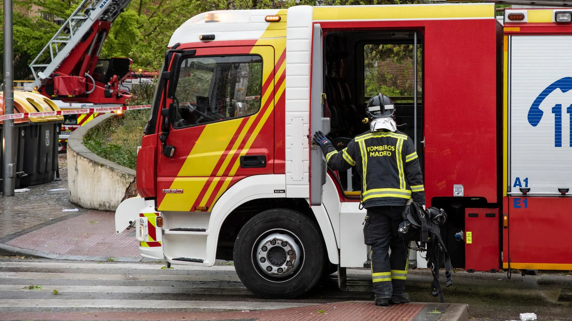 Los bomberos municipales, durante una emergencia en Vallecas