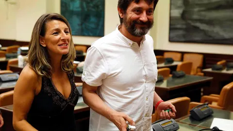El secretario de Movimientos Sociales de Podemos, Rafa Mayoral, acompañado de Yolanda Díaz, de En Marea, dos de los posibles “ministrables”. EFE/ Paco Campos