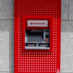 Imagen de archivo de un cajero automático de un Banco Santander