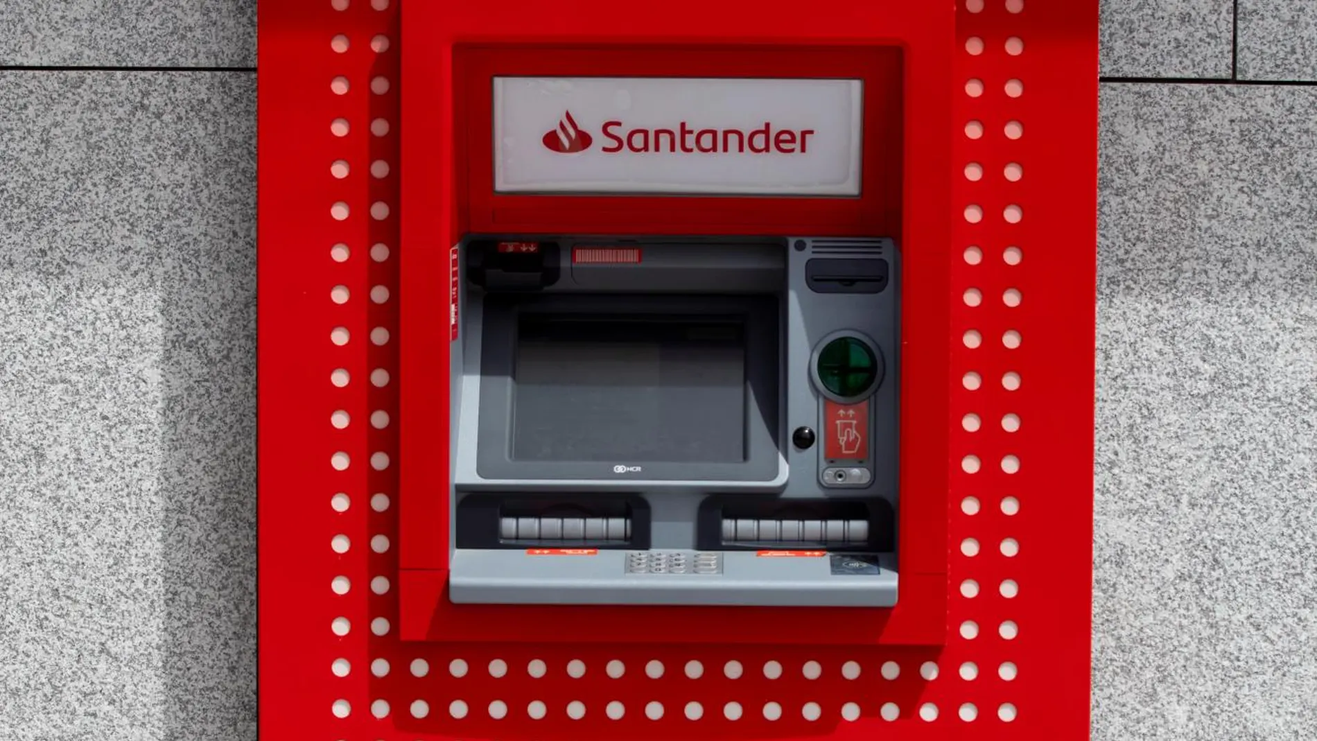 Imagen de archivo de un cajero automático de un Banco Santander