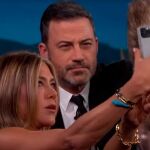 Aniston aprovechó para hacerse un selfie con Jimmy Kimmel