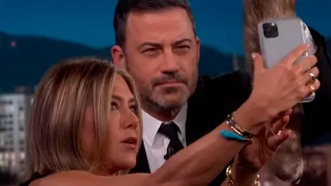Aniston aprovechó para hacerse un selfie con Jimmy Kimmel