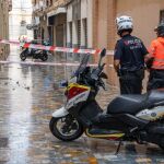 La lluvia provoca la caída de cascotes en una céntrica calle de Cartagena