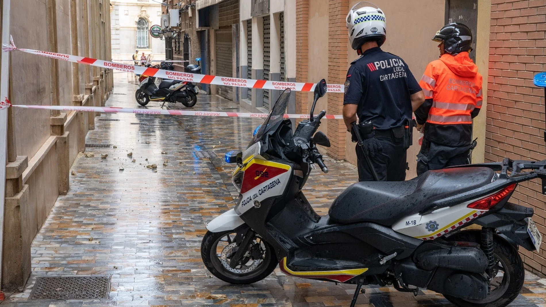La lluvia provoca la caída de cascotes en una céntrica calle de Cartagena