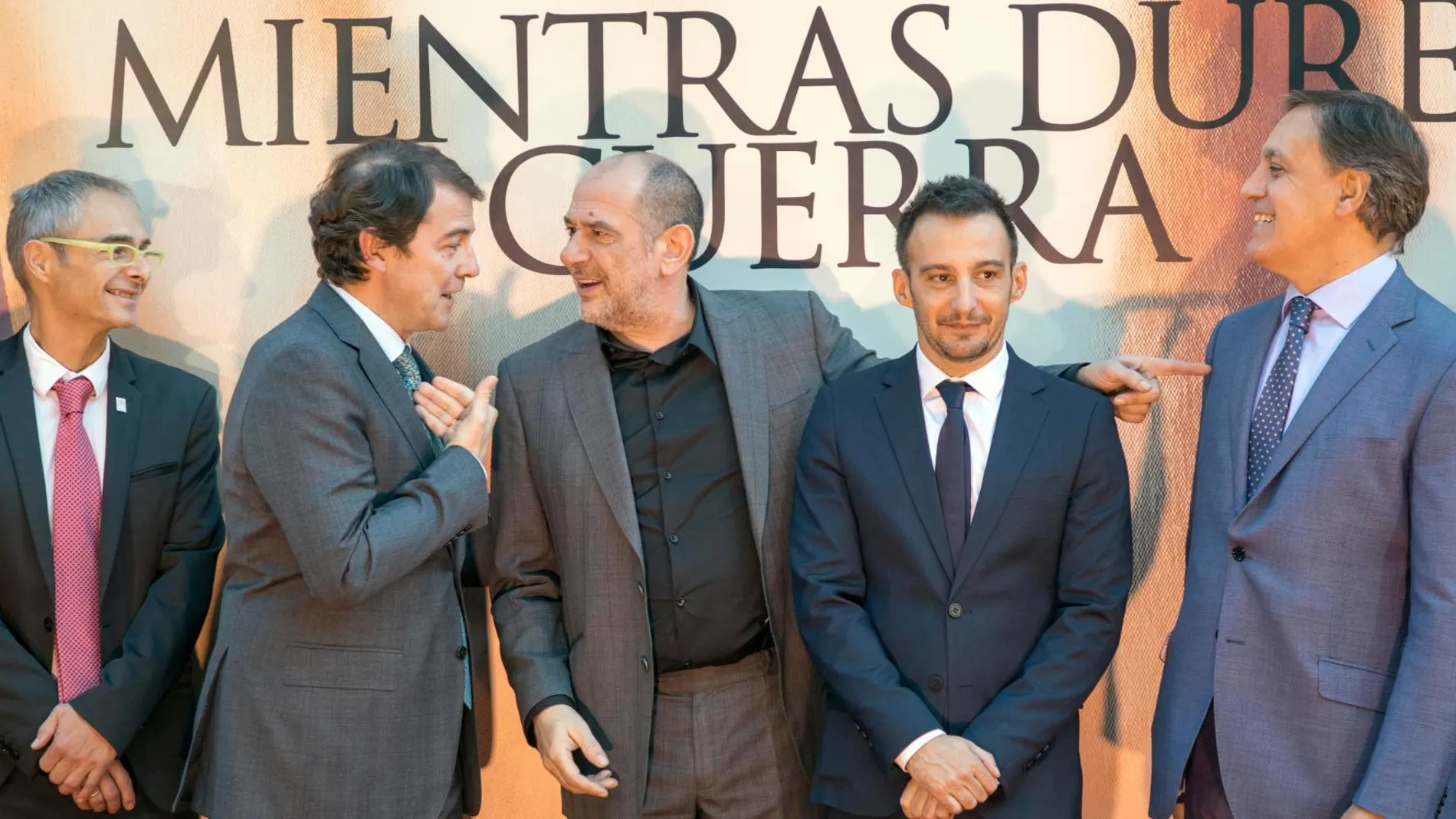 El presidente de la Junta, Alfonso Fernández Mañueco, conversa con el actor Karra Elejalde en presencia de Amenábar, Ricardo Rivero y García Carbayo