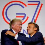 Emmanuel Macron saluda a Donald Trump tras la conferencia de prensa con la que ha concluido el G7/Reuters