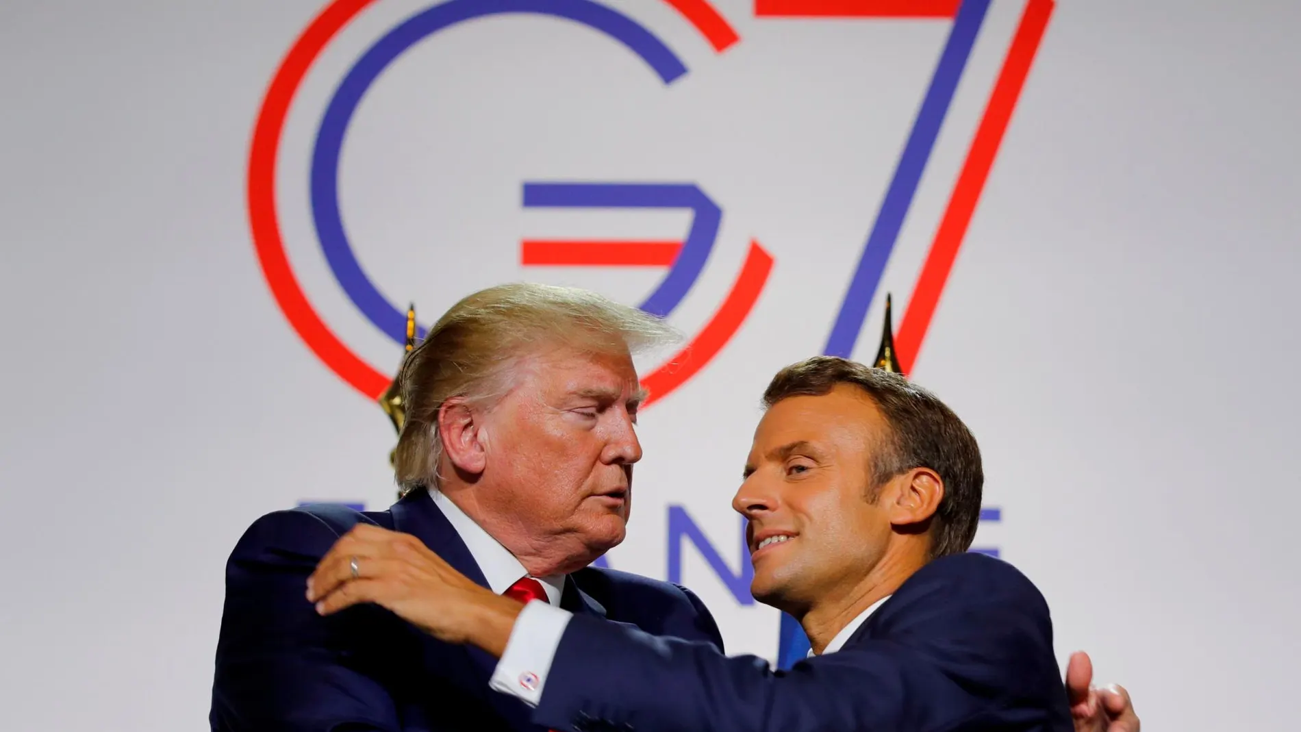 Emmanuel Macron saluda a Donald Trump tras la conferencia de prensa con la que ha concluido el G7/Reuters
