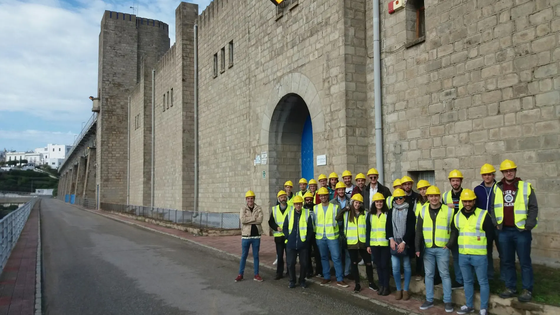 Visita de alumnos de 4º curso de Ingeniería de Caminos a la Central Hidroeléctrica de Alcalá del Río de Sevilla / La Razón