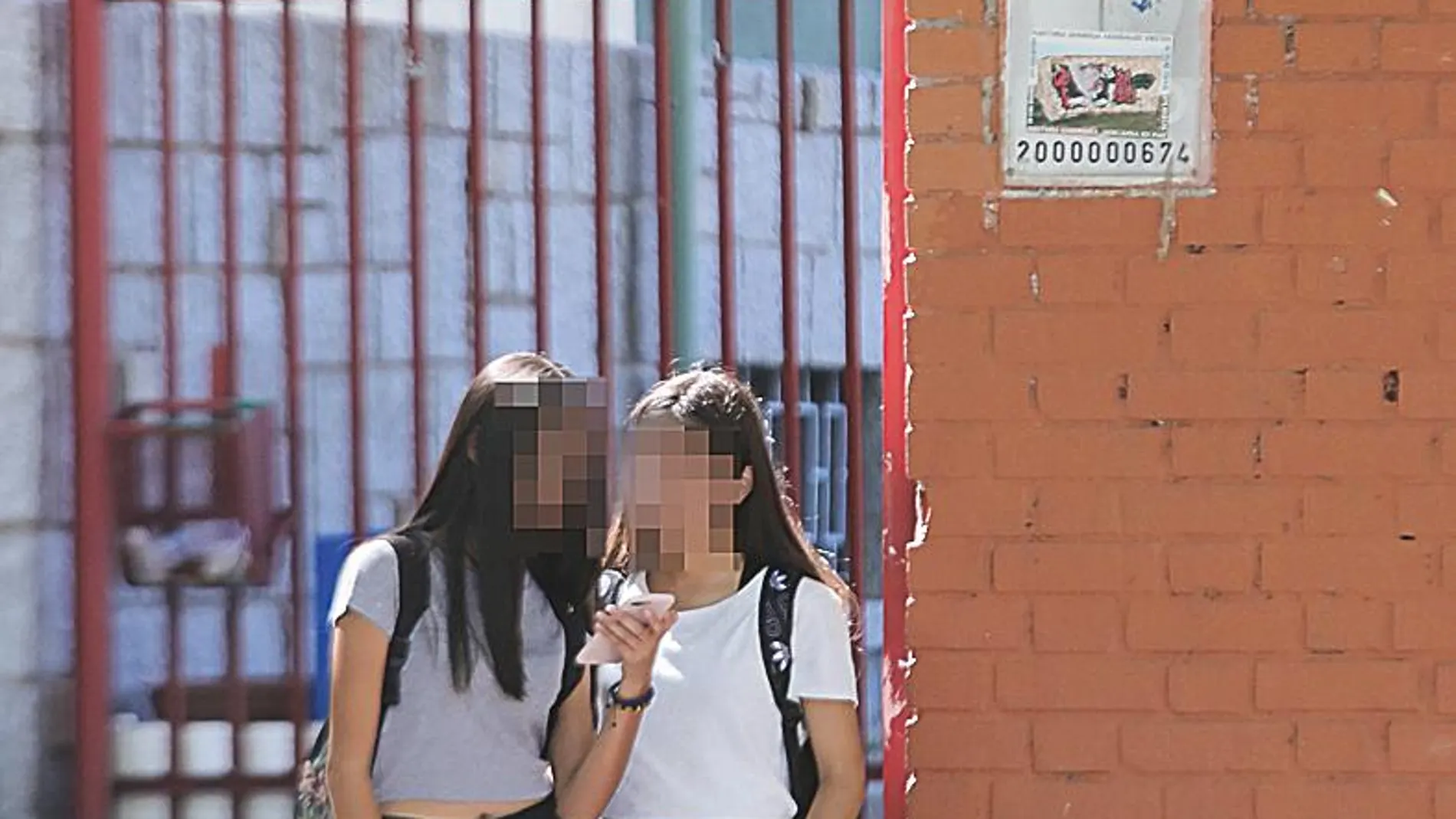 Dos alumnas del Instituto Francisco de Quevedo, centro donde esta semana se produjo una grave agresión a una alumna. Foto: Rubén Mondelo