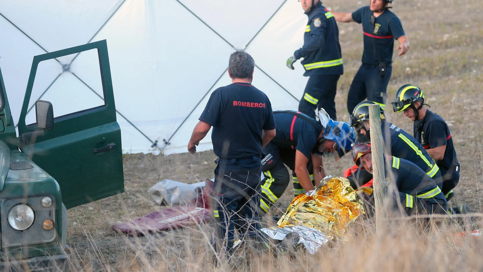 Varios bomberos atienden a su compañero herido de gravedad al ser embestido por un novillo que viajaba en un camión accidentado en Monzón de Campos (Palencia). En el accidente también resultó herido el conductor del vehículo, que iba cargado con unos 25 animales