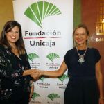 Ana Cabrera, responsable de Solidaridad Social y Educación de la Fundación Unicaja (izquierda) y María Angélica Moreno, presidenta de la Fundación Harena (derecha) / EP