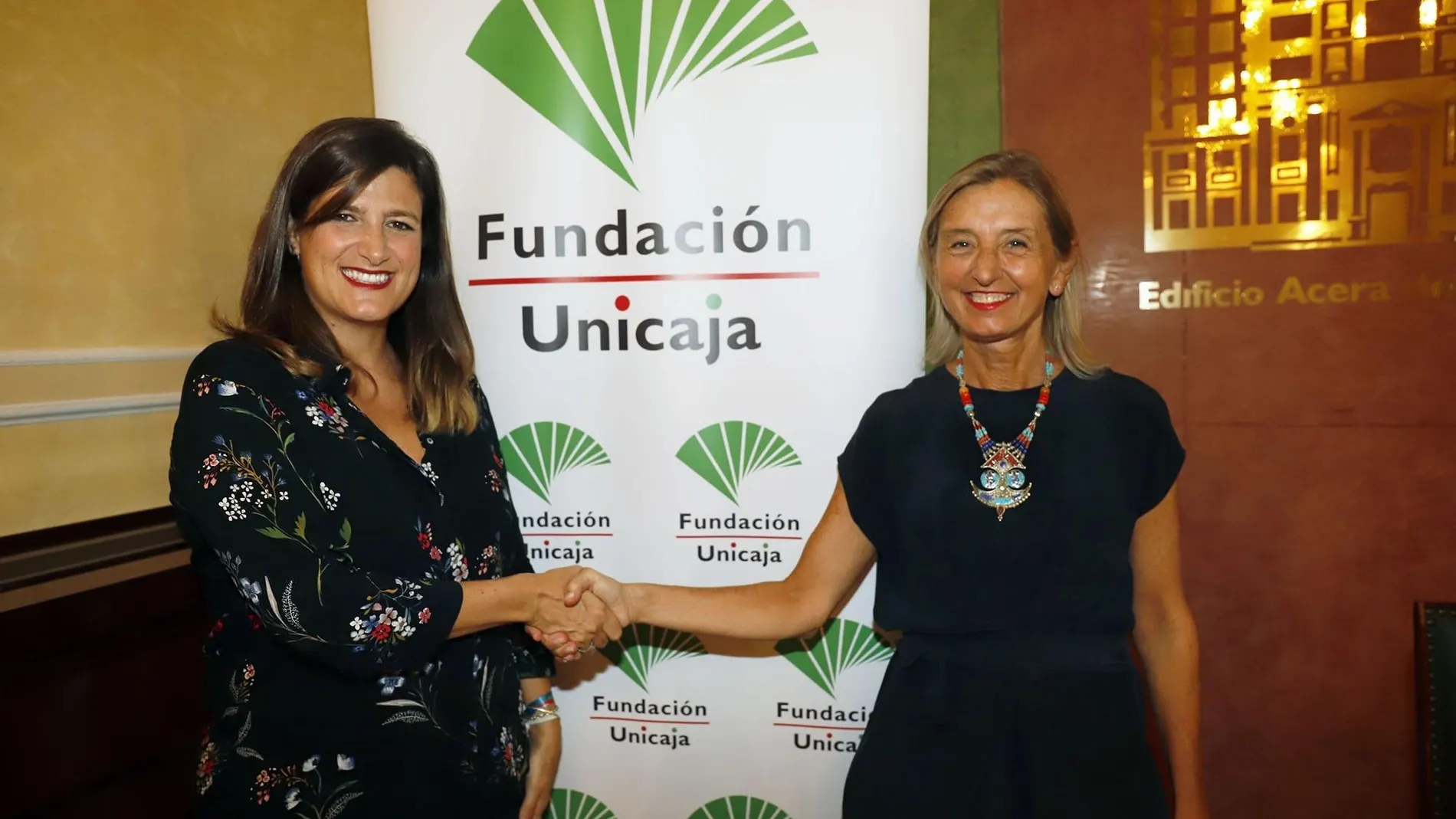 Ana Cabrera, responsable de Solidaridad Social y Educación de la Fundación Unicaja (izquierda) y María Angélica Moreno, presidenta de la Fundación Harena (derecha) / EP