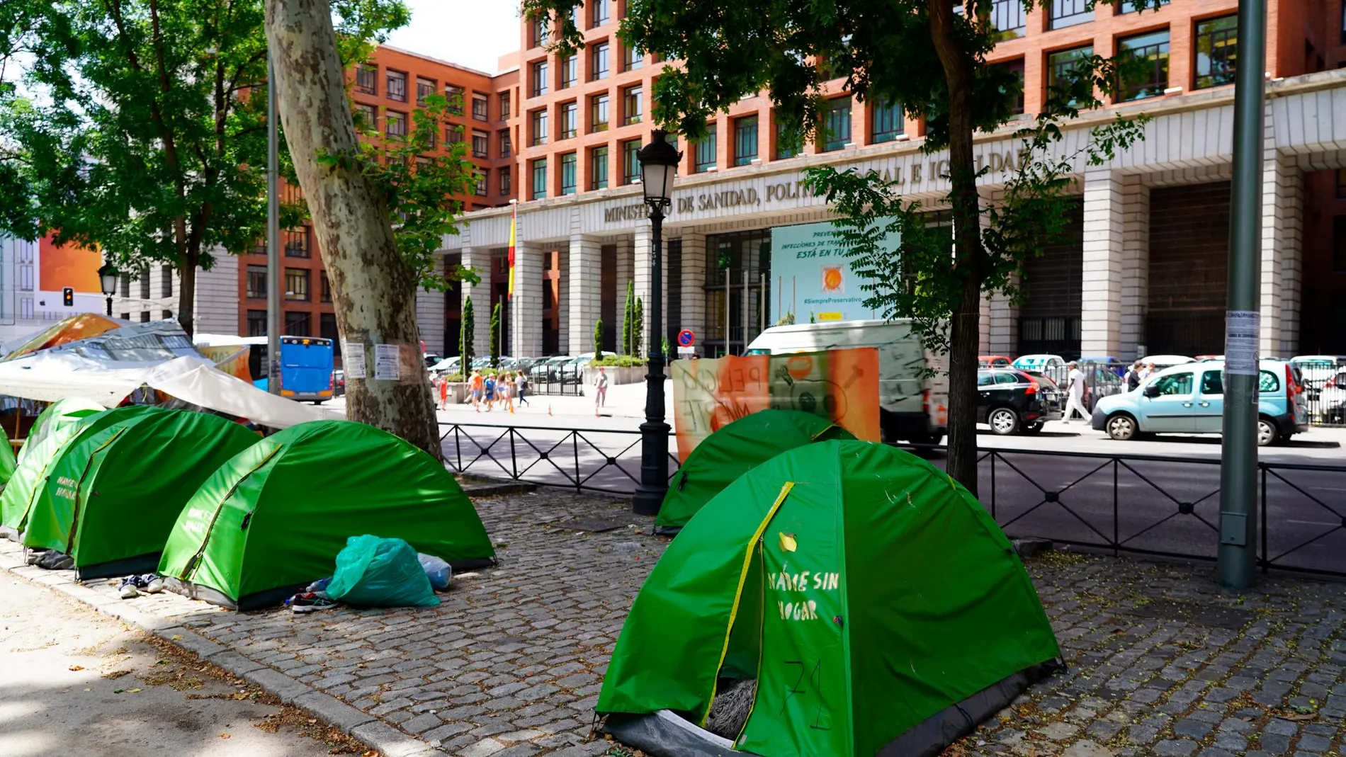 Efectivos policiales han desalojado esta madrugada la acampada de personas sin techo situada en el Paseo del Prado / Foto: Esperanza Fernández