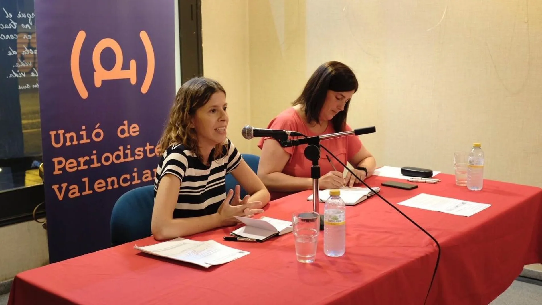 La presidenta de la Unió de Periodistas Valencians, Noa de La Torre (izd.), durante la asamblea