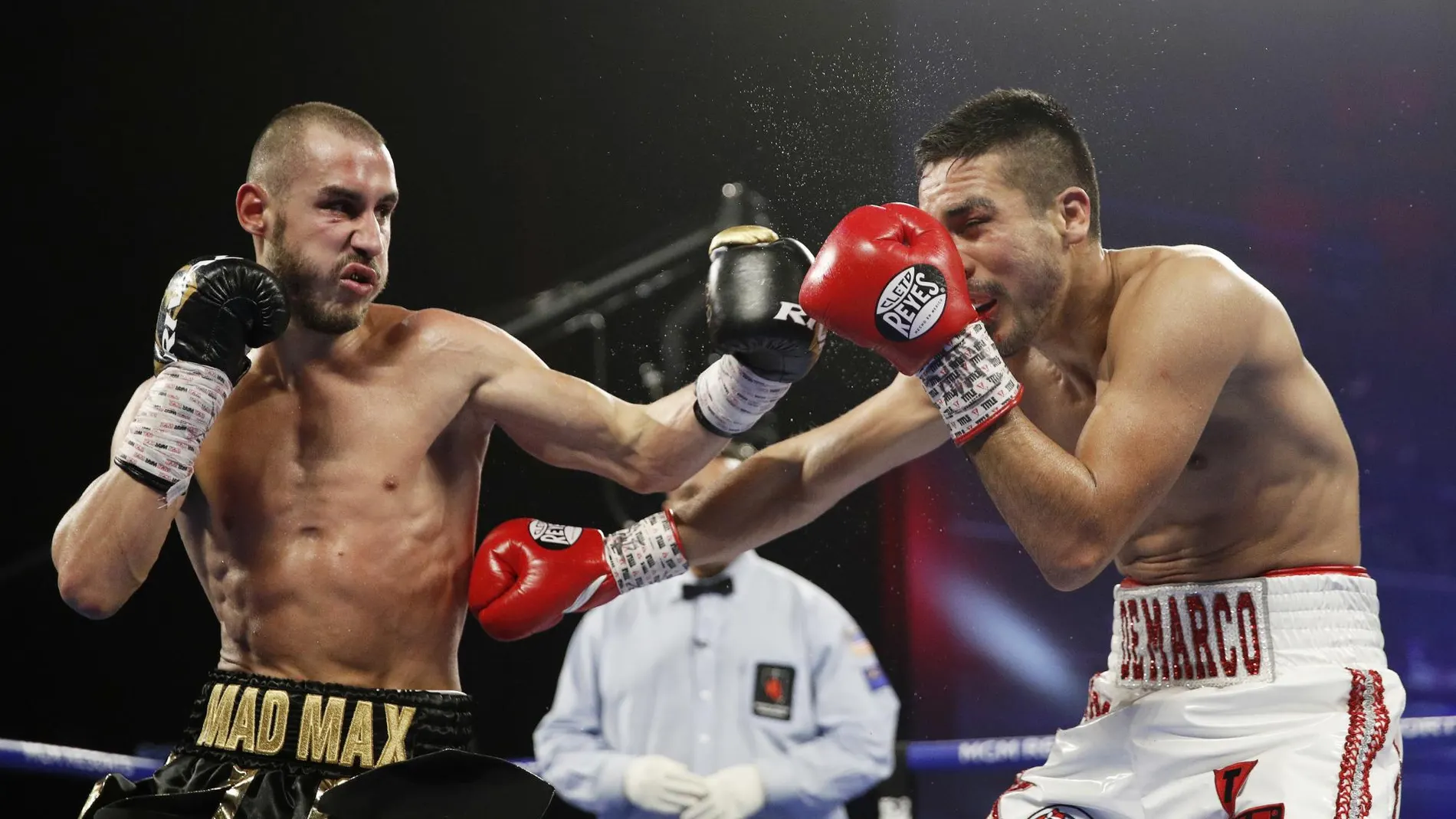 Maxim Dadashev (izquierda), en una foto de archivo del pasado octubre, en un combate contra el mexicano DeMarco