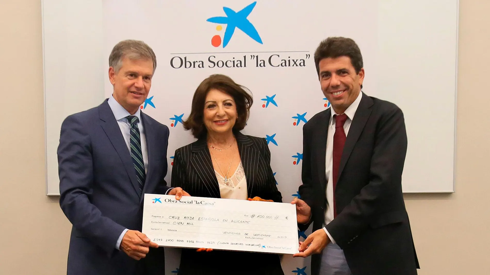El presidente de la Diputación de Alicante, Carlos Mazón, ayer junto al director territorial de CaixaBank en la Comunitat, Xicu Costa y con la vicepresidenta de Cruz Roja Española en la provincia, Remedios Alarcón