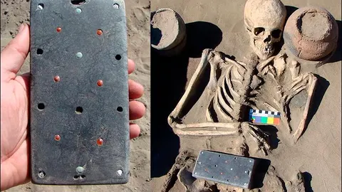 Imagen de uno de los investigadores sujetando la hebilla del cinturón. A la derecha, cómo fue encontrada Natasha