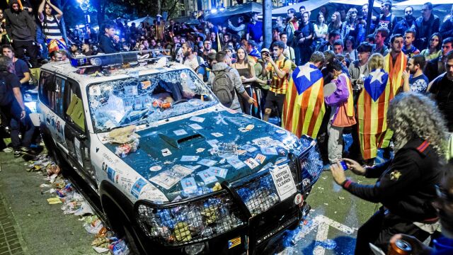 Siete coches de la Guardia Civil resultaron destrozados durante el asedio a la Consejería de Economía el 20-S de 2017 (en la imagen)