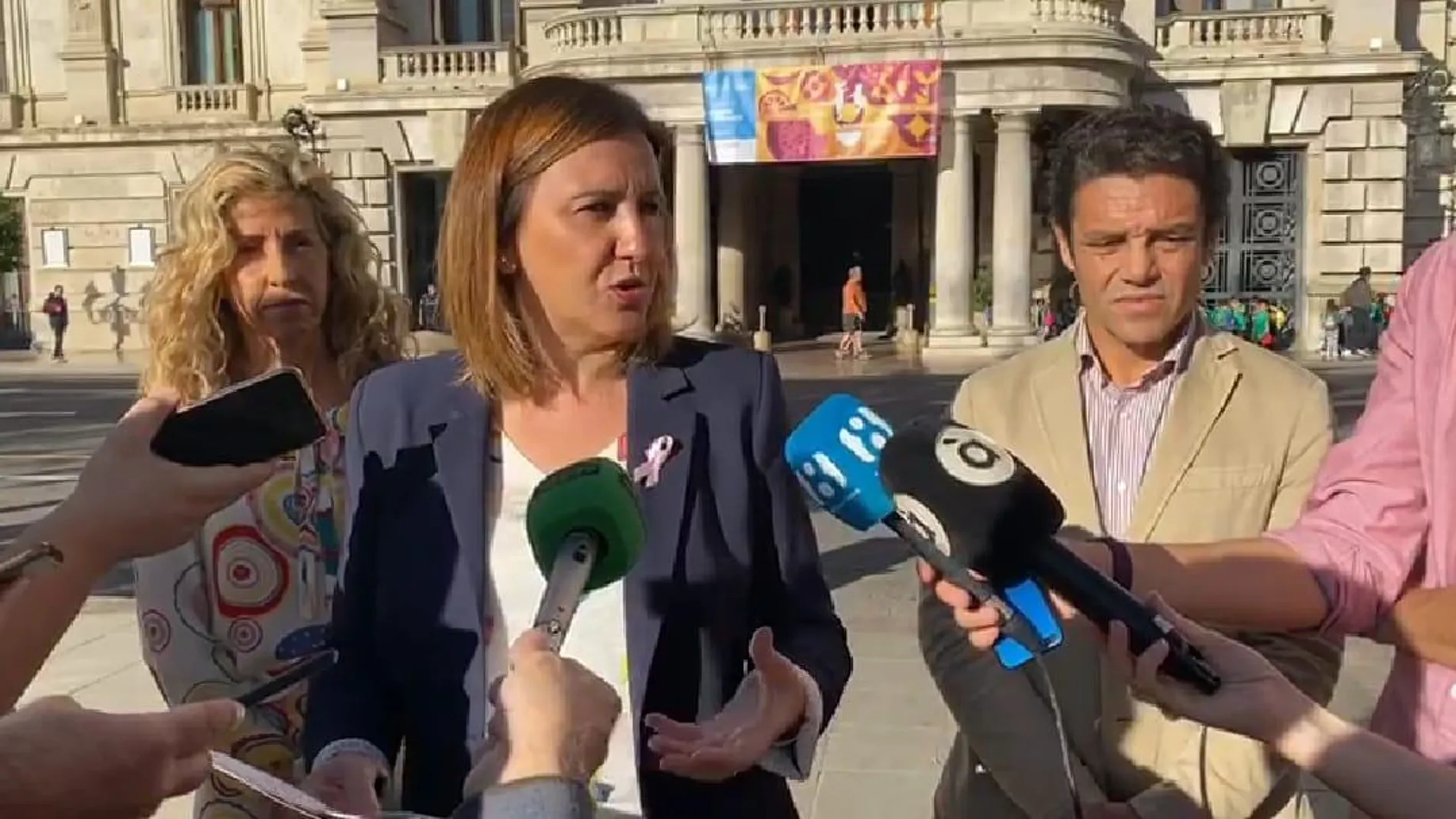 La portavoz del PP en el Ayuntamiento de Valencia, María José Catalá, antes de la reunión de la comisión de investigación del fraude en la EMT