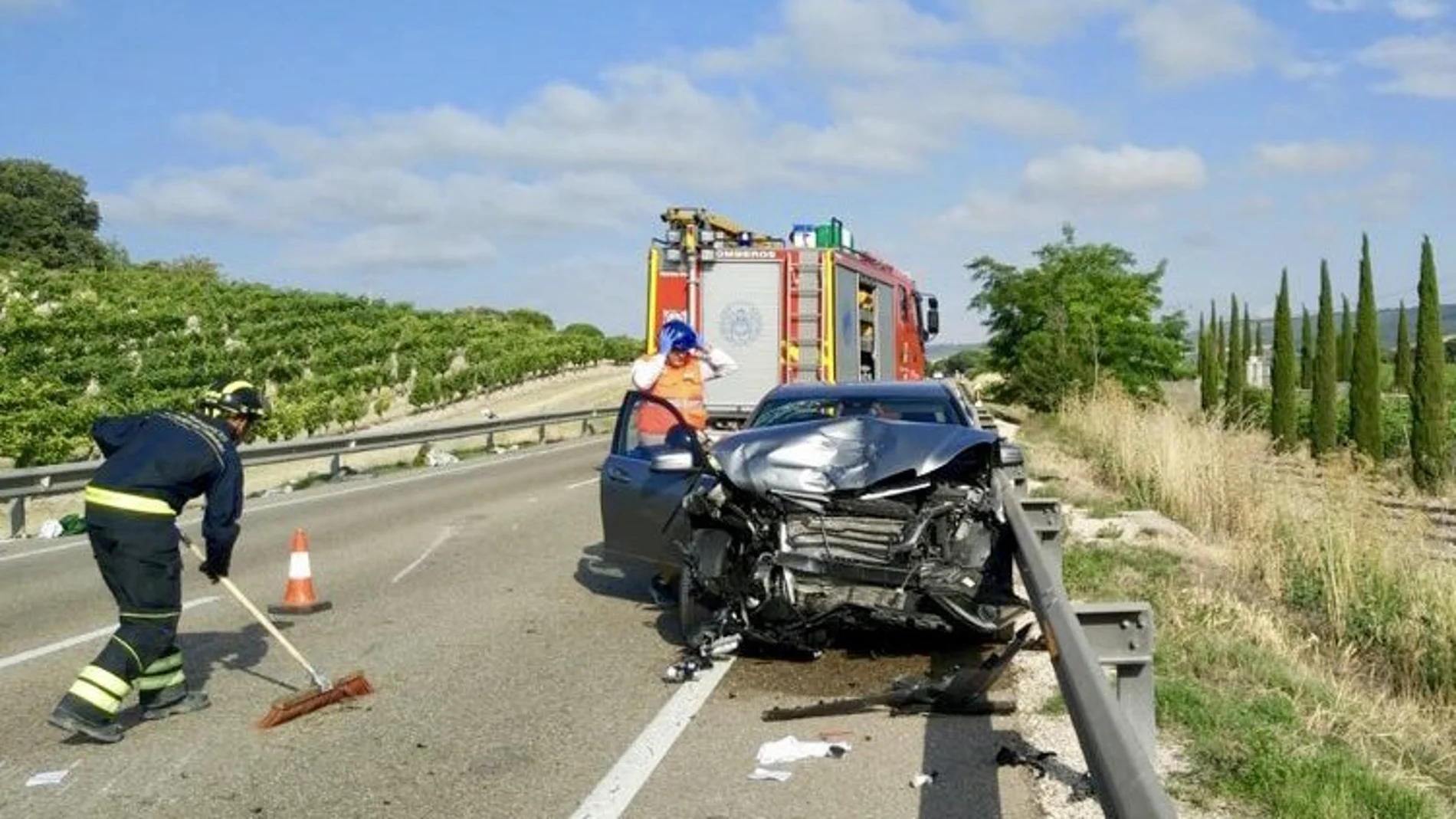 Accidente de tráfico en la N-122, en Quintanilla de Onésimo (Valladolid), en el que tres personas resultaron heridas